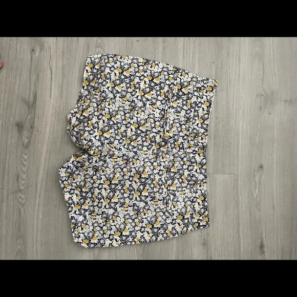 old navy shorts - Picture 2 of 2